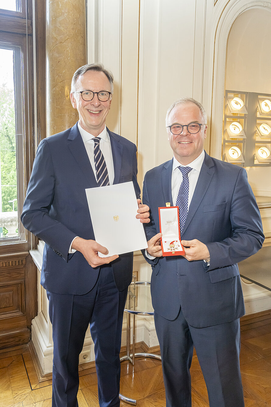 OLG Präsident Mag. Schwanda mit Dr. Armin Karisch bei der Ehrenzeichenverleihung.