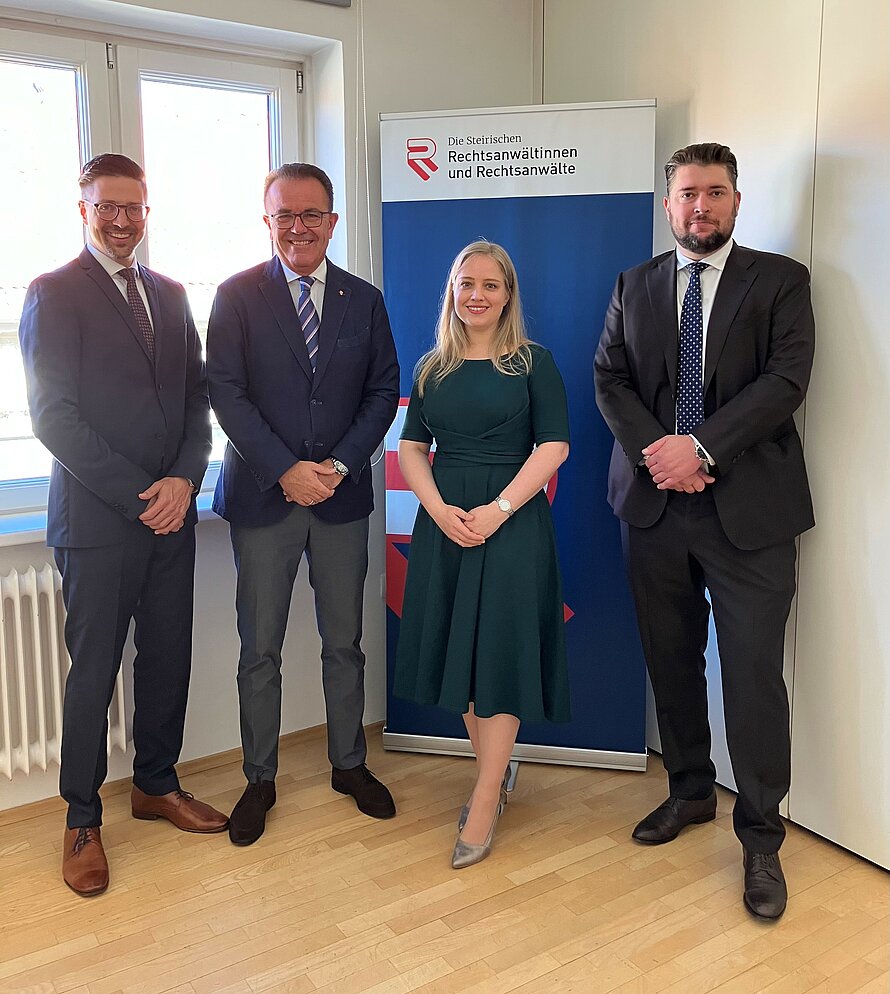 Gruppenbild der neu eingetragenen Rechtsanwältin und der neu eingetragenen Rechtsanwälte mit dem Präsidenten.